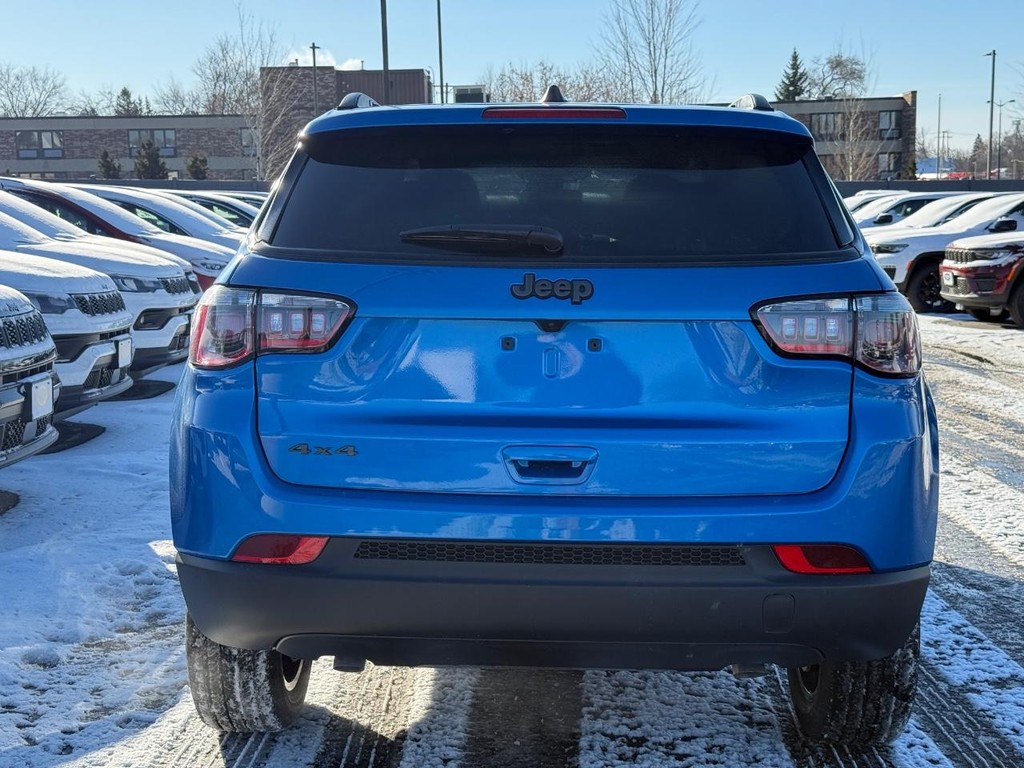 Jeep Compass Vehicle Full-screen Gallery Image 04