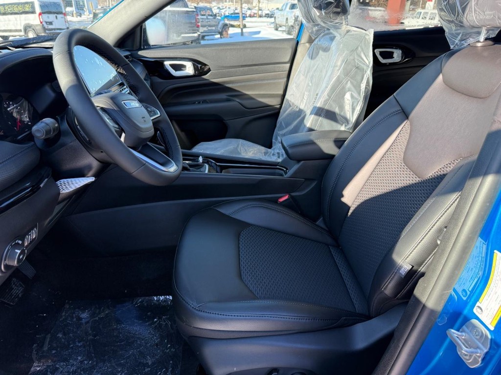 Jeep Compass Vehicle Full-screen Gallery Image 12