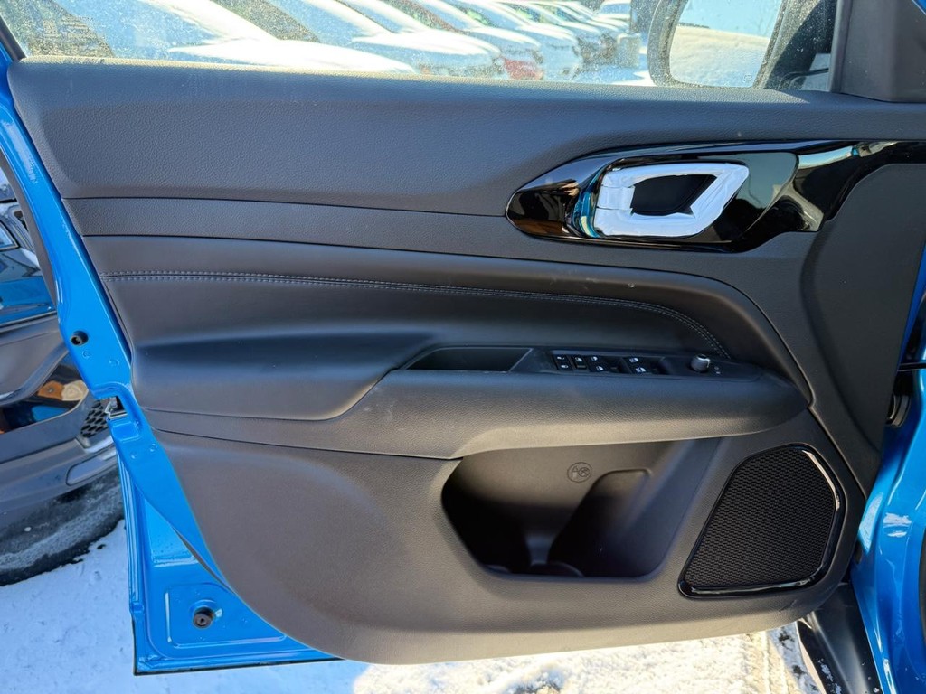 Jeep Compass Vehicle Full-screen Gallery Image 13