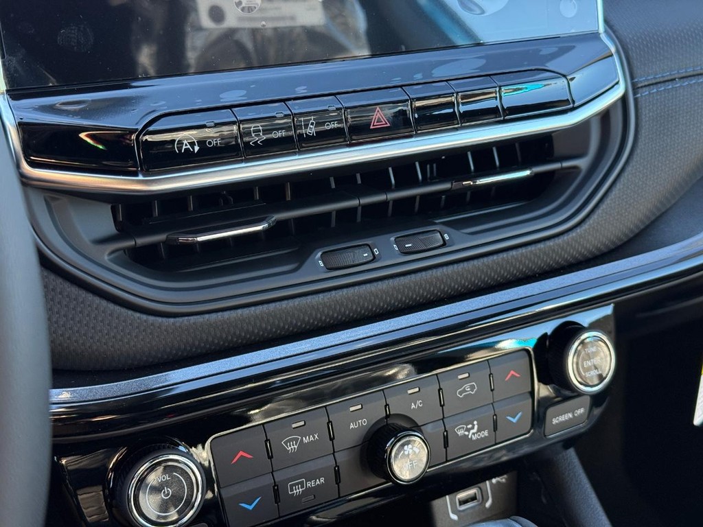 Jeep Compass Vehicle Full-screen Gallery Image 18
