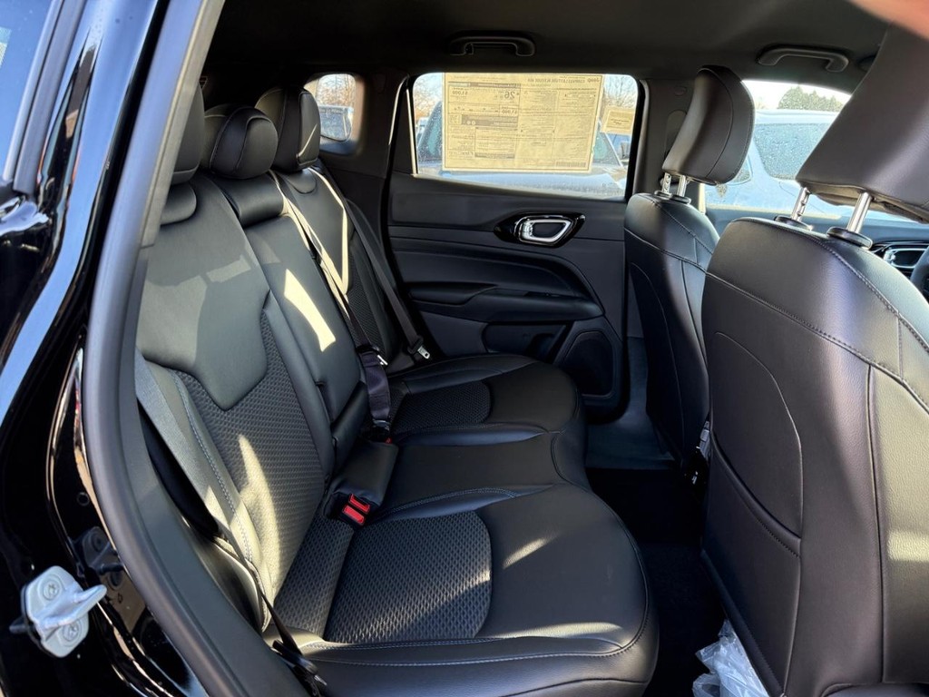 Jeep Compass Vehicle Full-screen Gallery Image 07