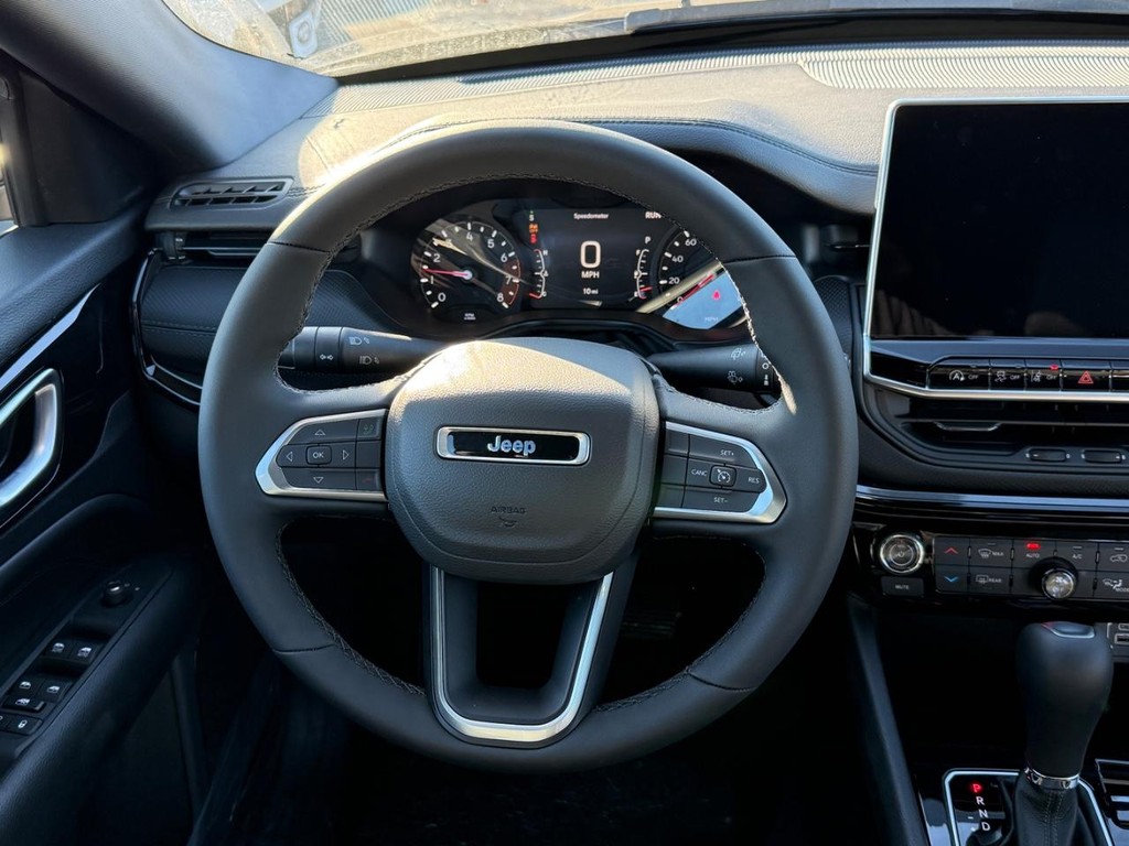 Jeep Compass Vehicle Full-screen Gallery Image 09