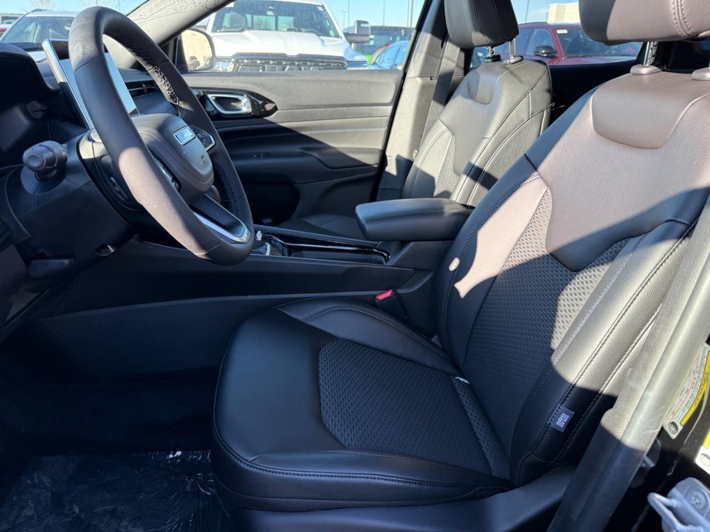Jeep Compass Vehicle Full-screen Gallery Image 12