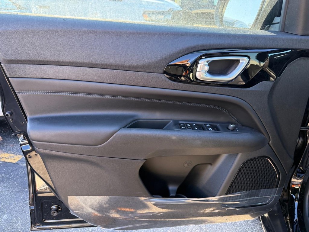Jeep Compass Vehicle Full-screen Gallery Image 13