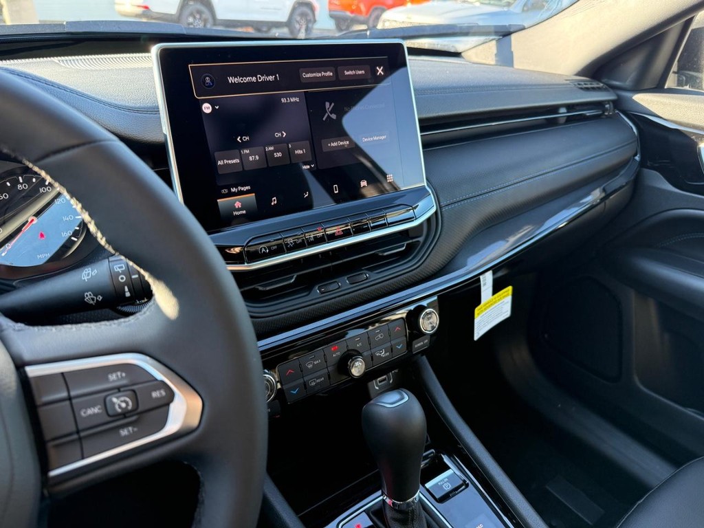 Jeep Compass Vehicle Full-screen Gallery Image 19
