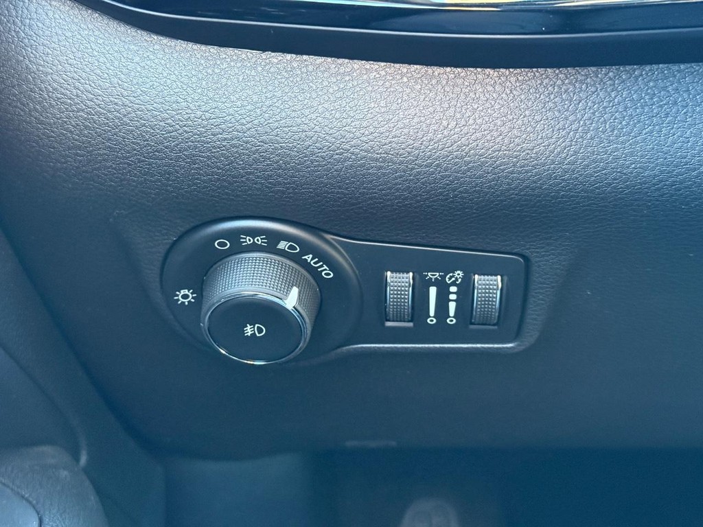 Jeep Compass Vehicle Full-screen Gallery Image 23
