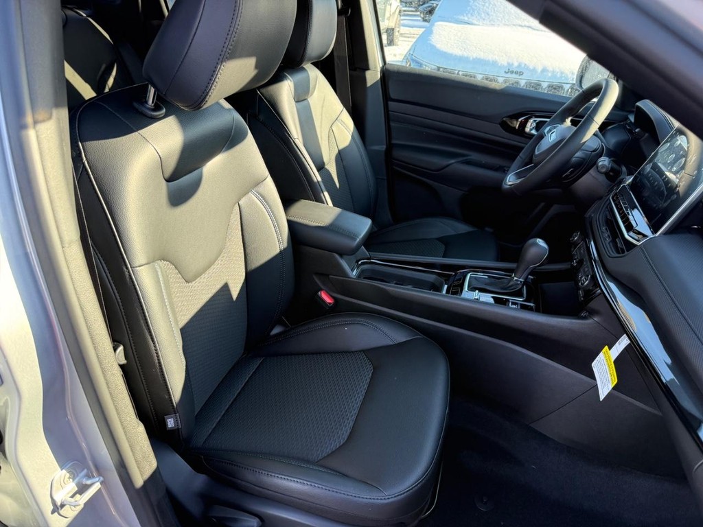 Jeep Compass Vehicle Full-screen Gallery Image 06