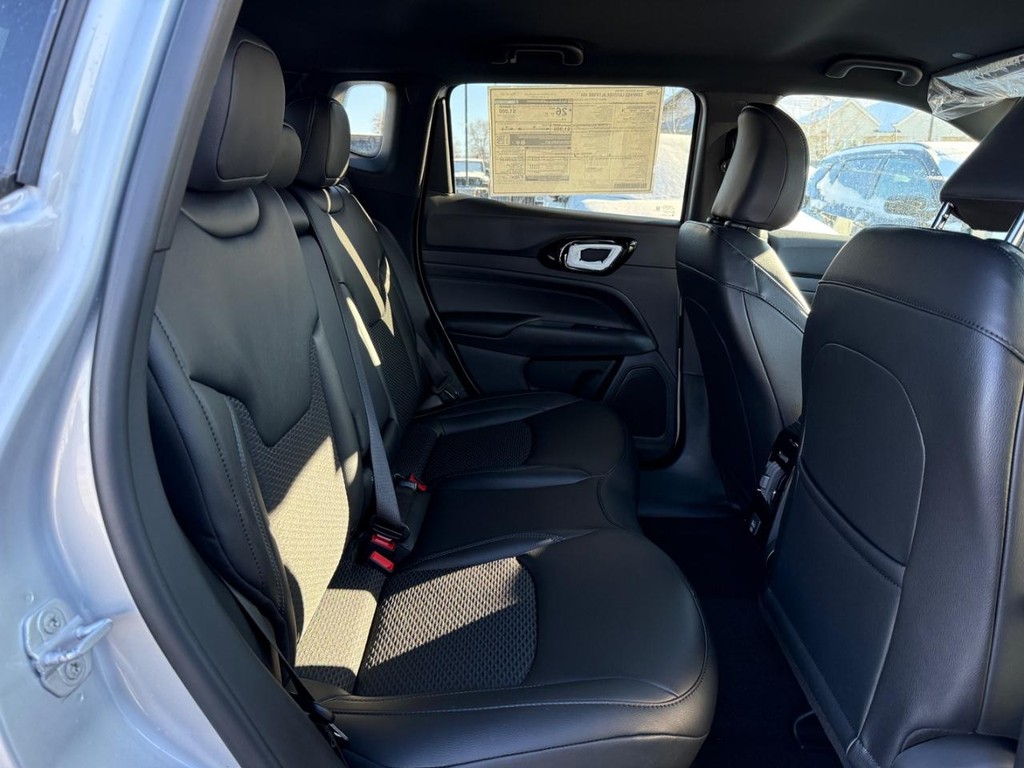 Jeep Compass Vehicle Full-screen Gallery Image 07