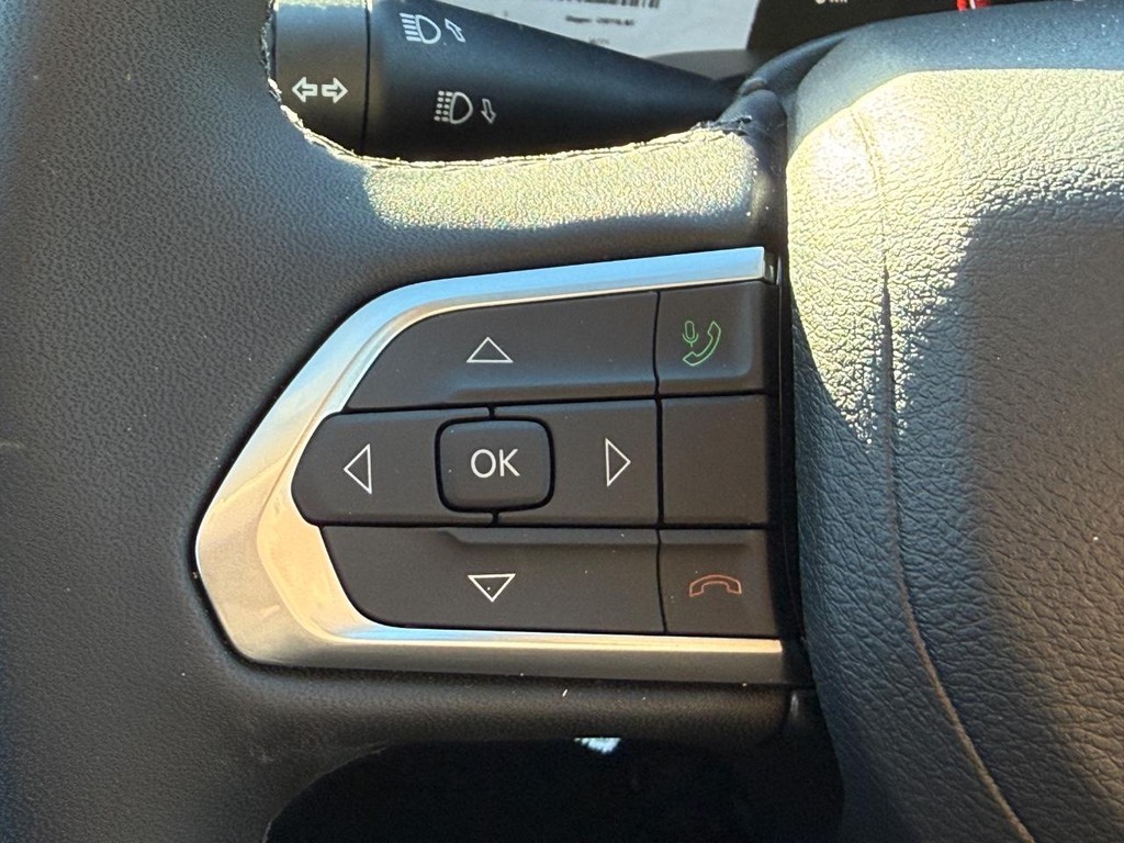 Jeep Compass Vehicle Full-screen Gallery Image 13
