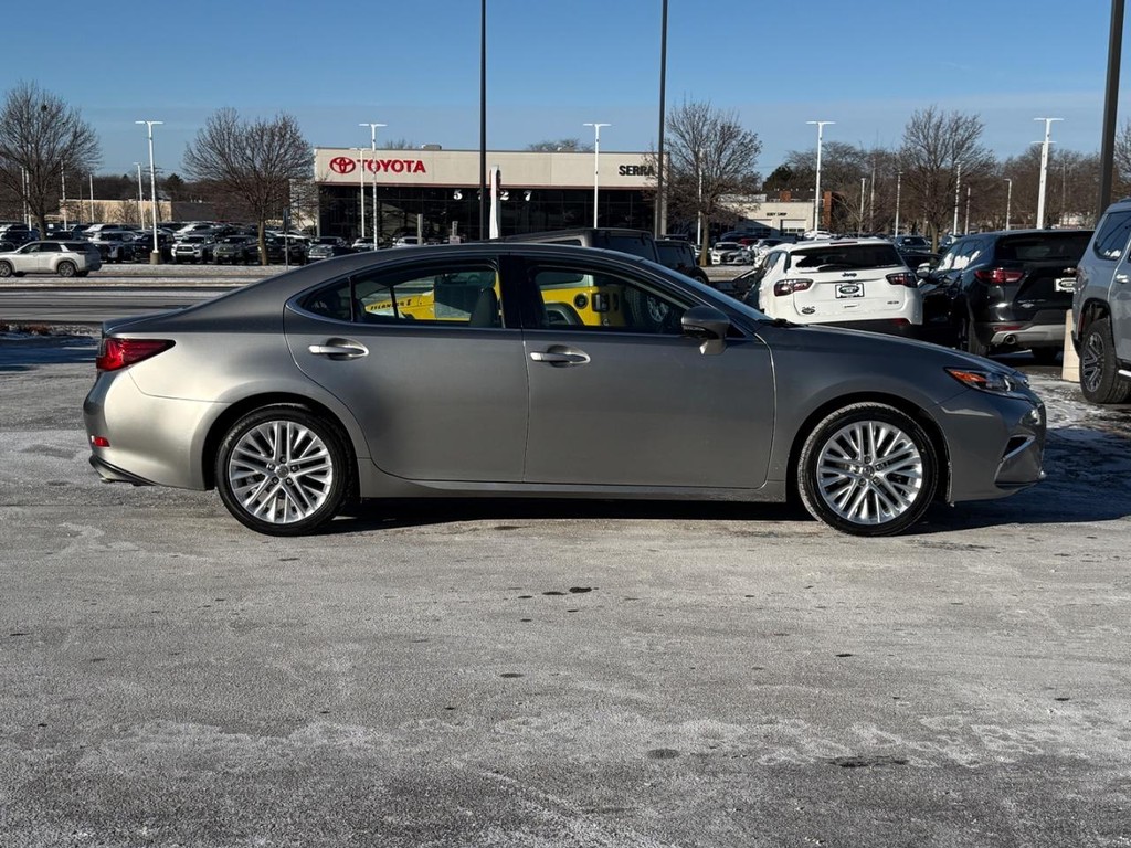 Lexus ES Vehicle Full-screen Gallery Image 02