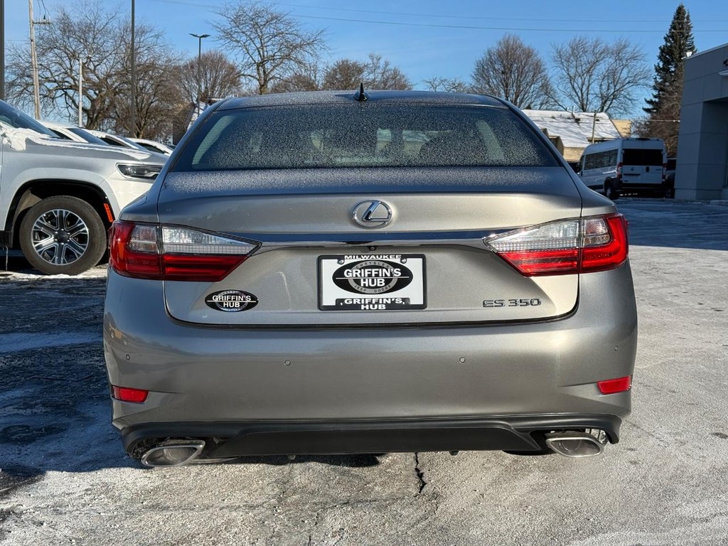 Lexus ES Vehicle Full-screen Gallery Image 04