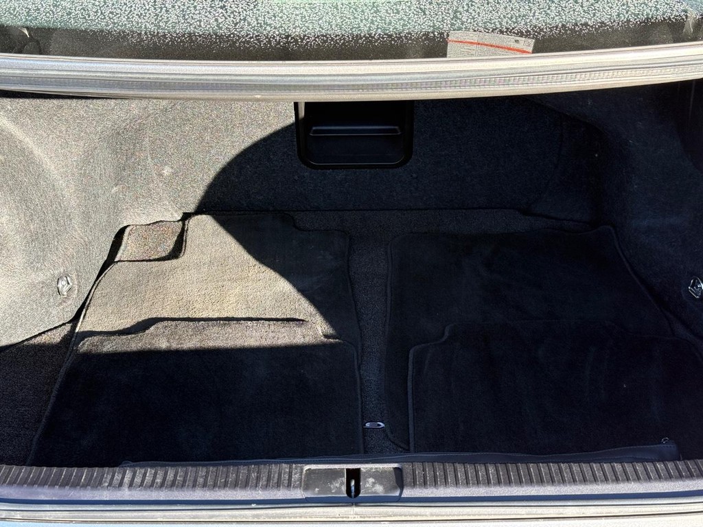 Lexus ES Vehicle Full-screen Gallery Image 05