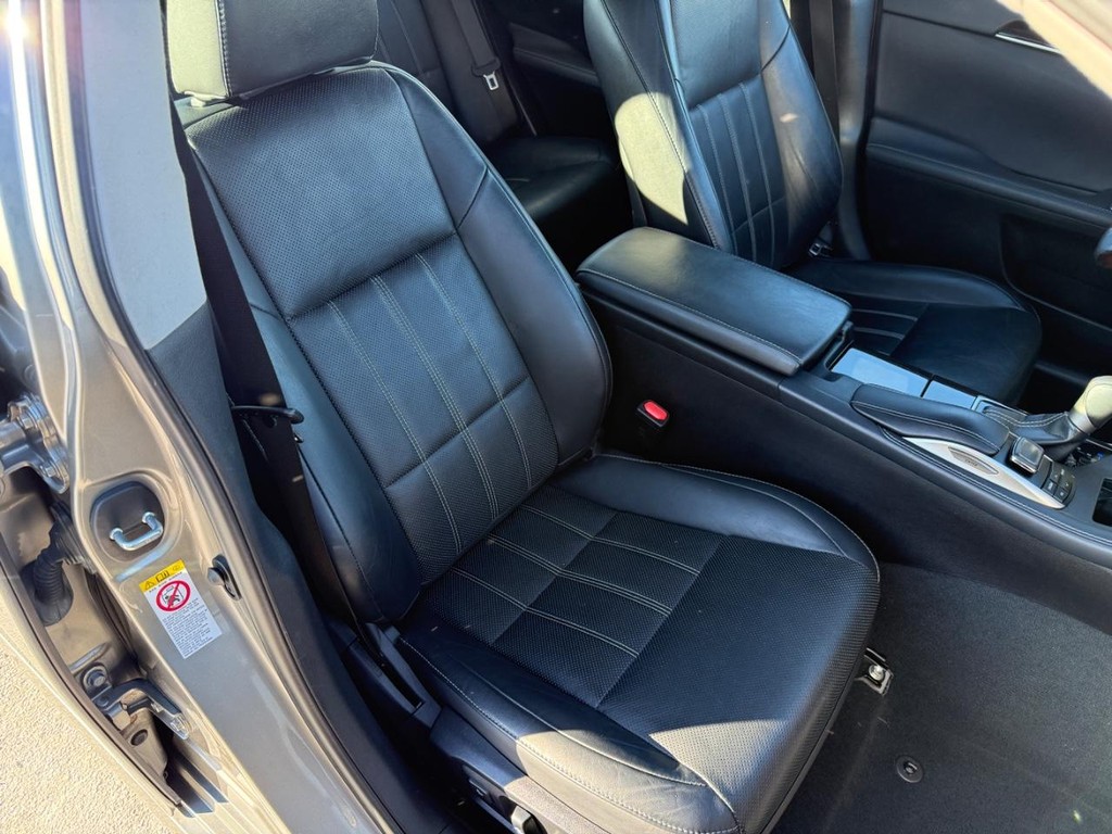 Lexus ES Vehicle Full-screen Gallery Image 06