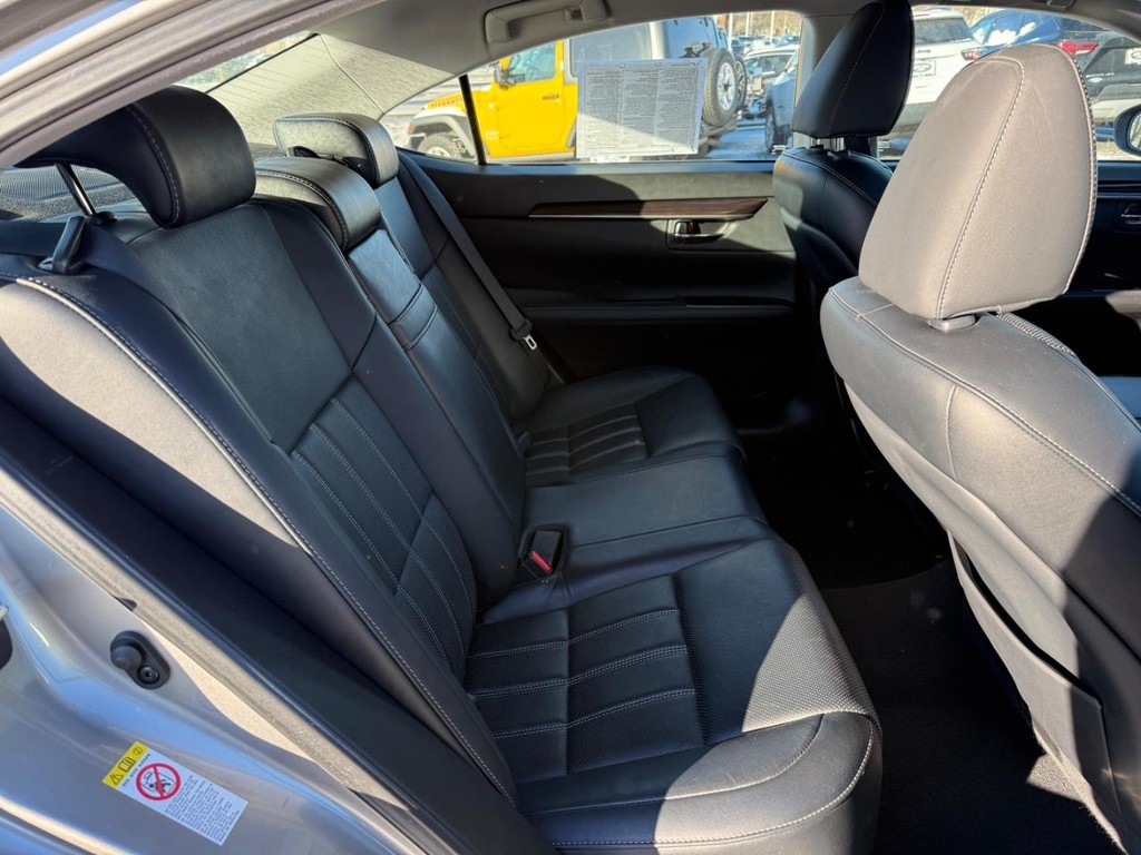 Lexus ES Vehicle Full-screen Gallery Image 07