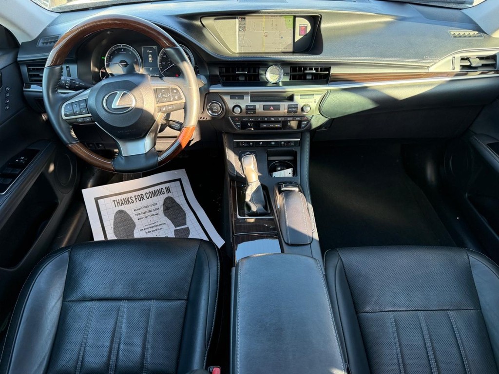 Lexus ES Vehicle Full-screen Gallery Image 08