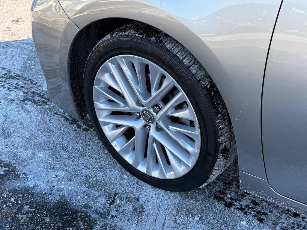 Lexus ES Vehicle Full-screen Gallery Image 11