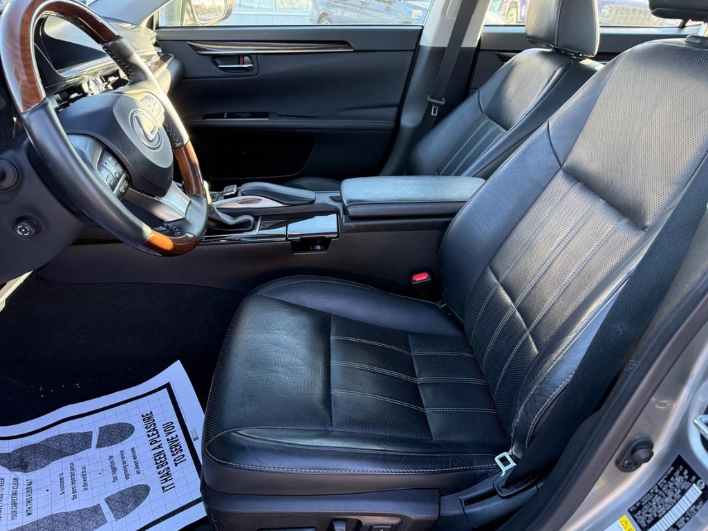 Lexus ES Vehicle Full-screen Gallery Image 12