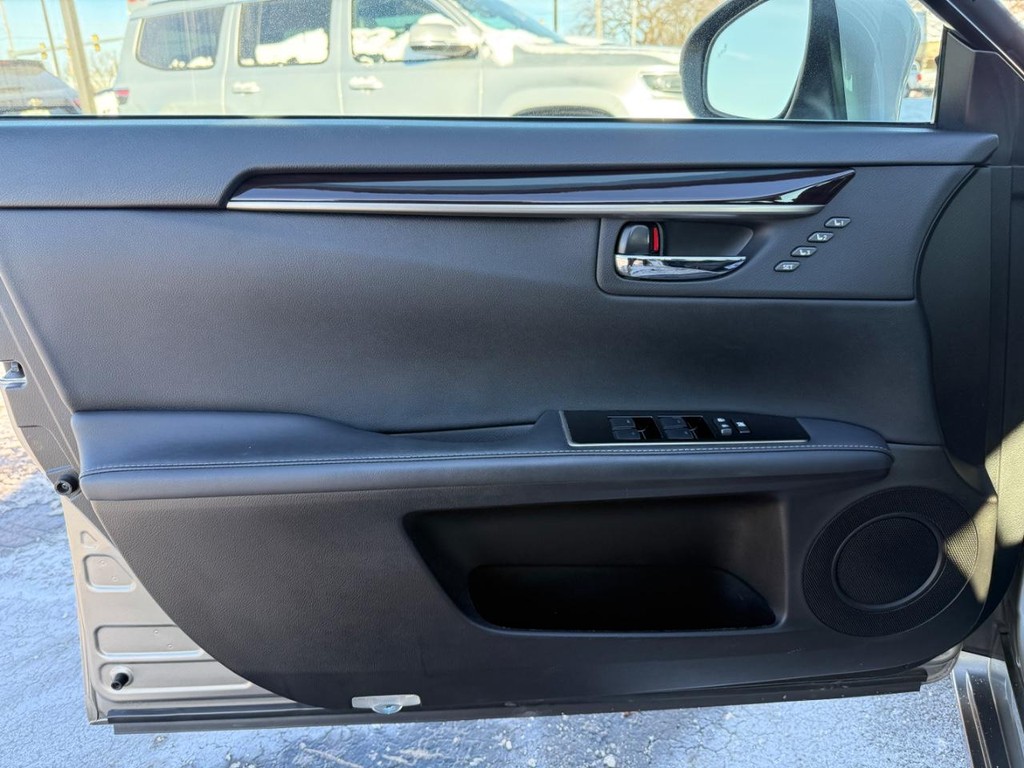 Lexus ES Vehicle Full-screen Gallery Image 13