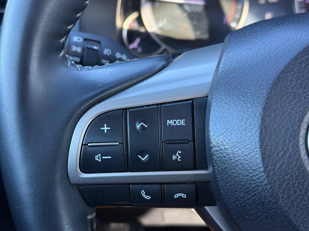 Lexus ES Vehicle Full-screen Gallery Image 14