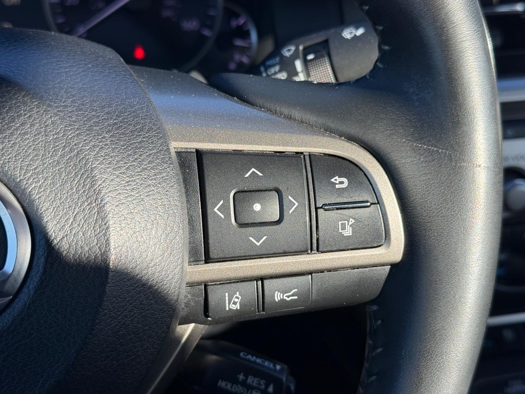 Lexus ES Vehicle Full-screen Gallery Image 15