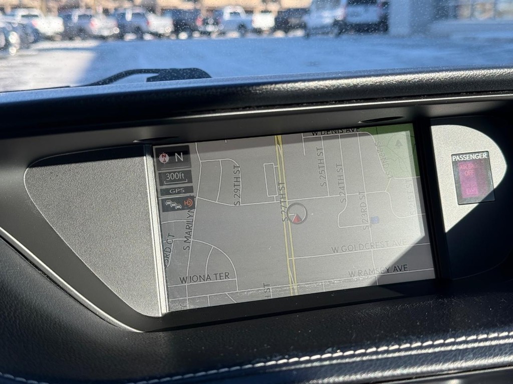 Lexus ES Vehicle Full-screen Gallery Image 17