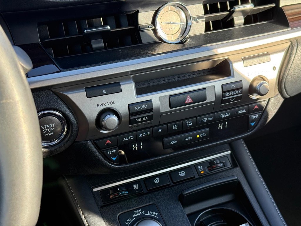 Lexus ES Vehicle Full-screen Gallery Image 19