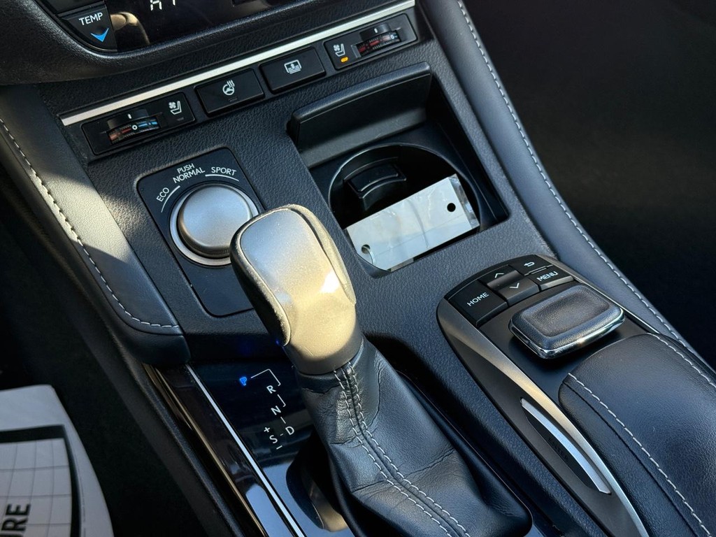 Lexus ES Vehicle Full-screen Gallery Image 20