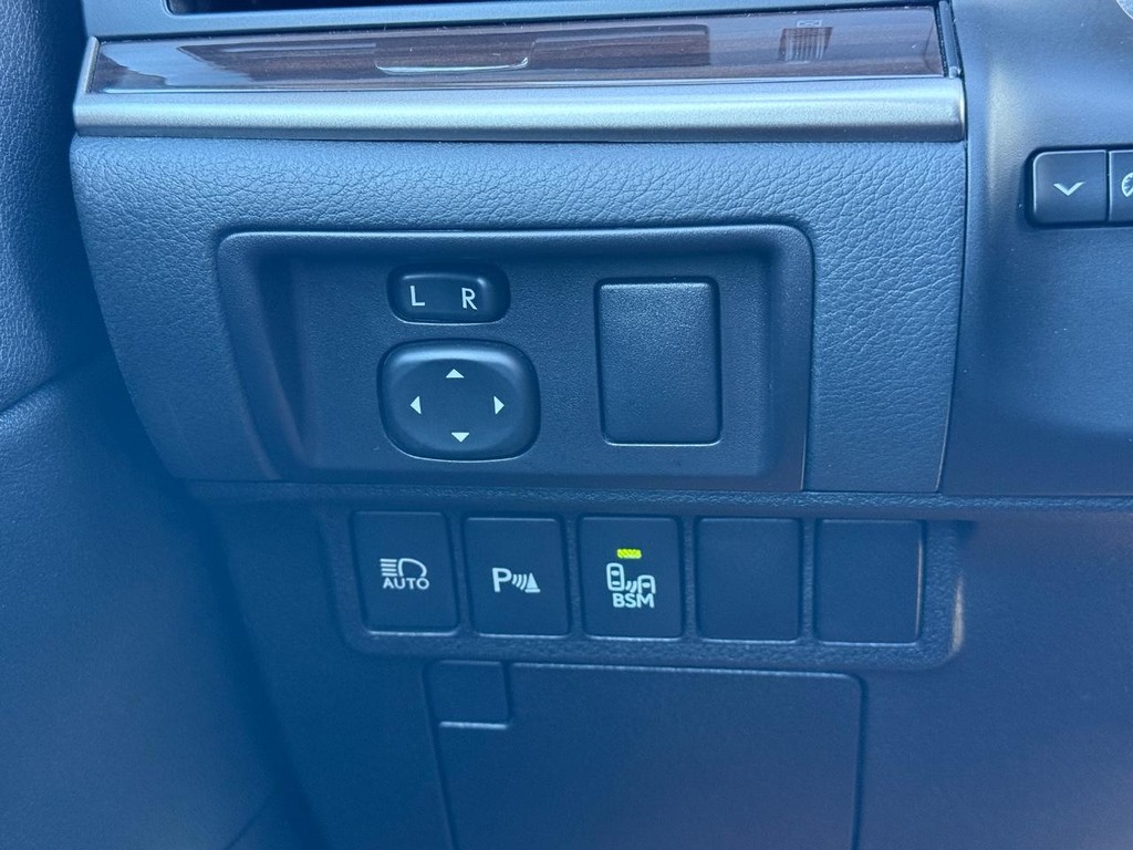 Lexus ES Vehicle Full-screen Gallery Image 21