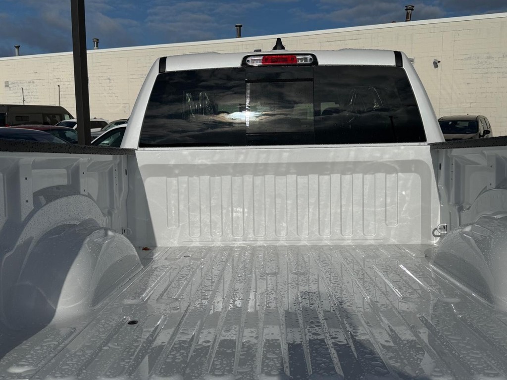 Ram 1500 Vehicle Full-screen Gallery Image 05