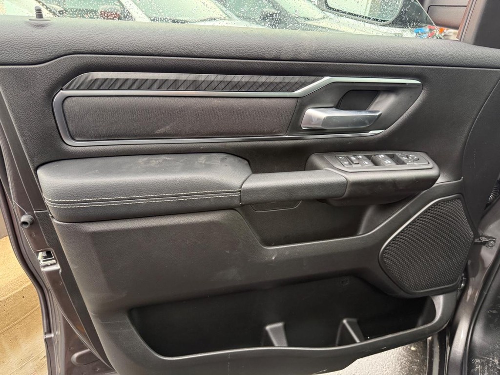 Ram 1500 Vehicle Full-screen Gallery Image 12
