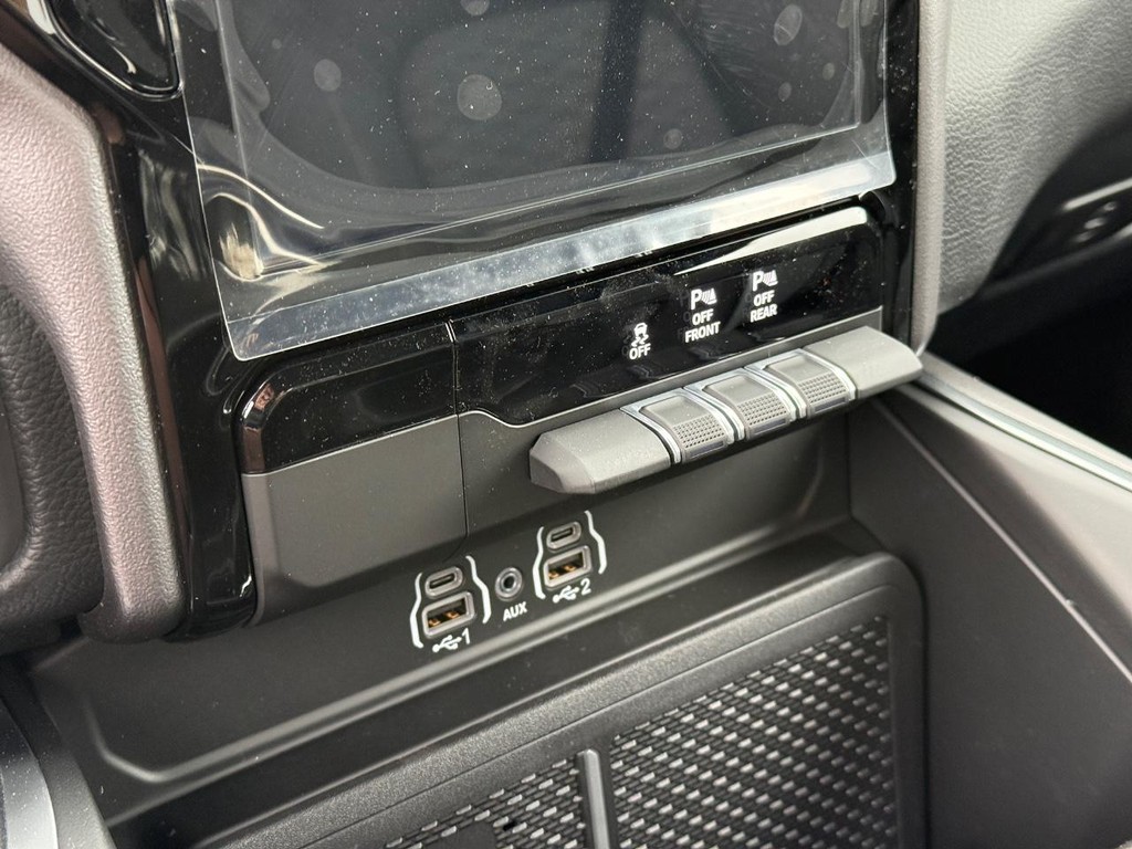 Ram 1500 Vehicle Full-screen Gallery Image 18