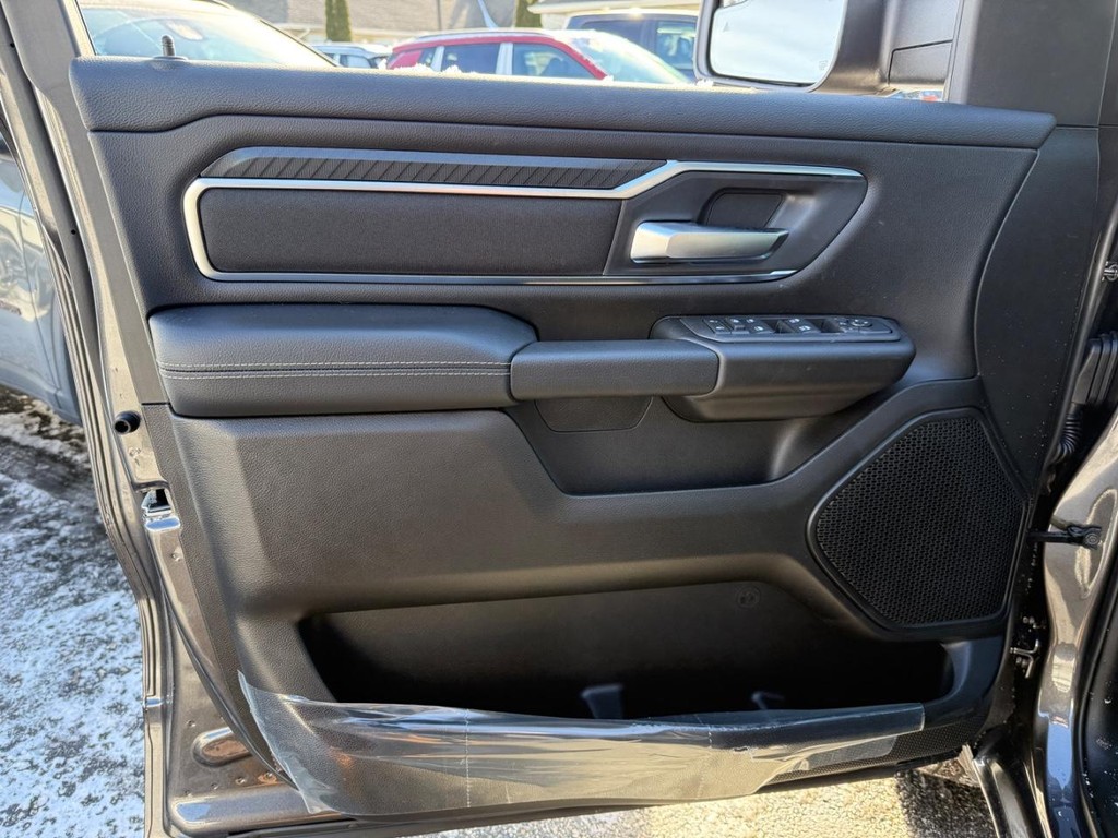 Ram 1500 Vehicle Full-screen Gallery Image 12