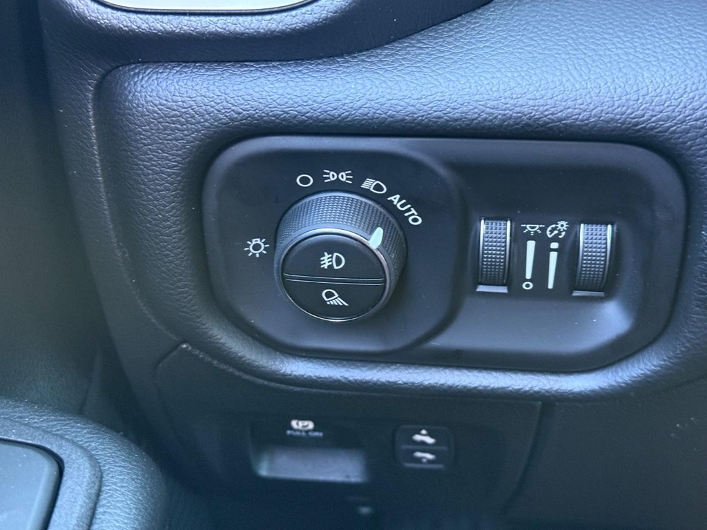 Ram 1500 Vehicle Full-screen Gallery Image 19