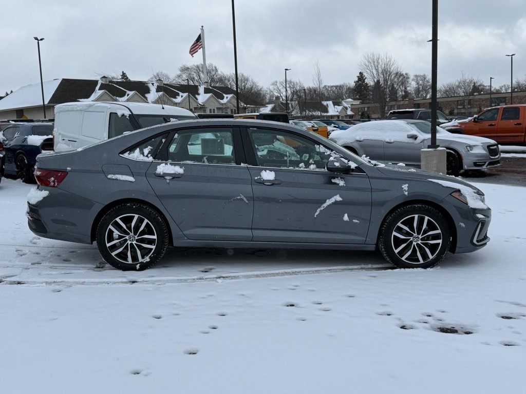 Volkswagen Jetta Vehicle Full-screen Gallery Image 02