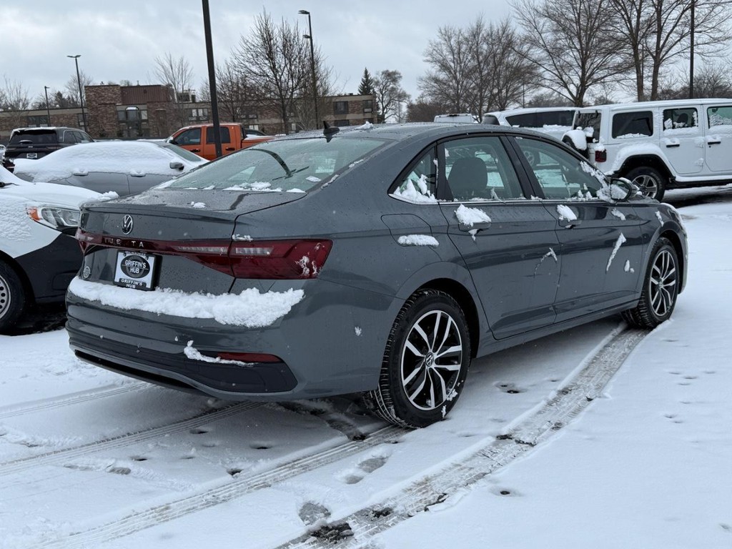 Volkswagen Jetta Vehicle Full-screen Gallery Image 03