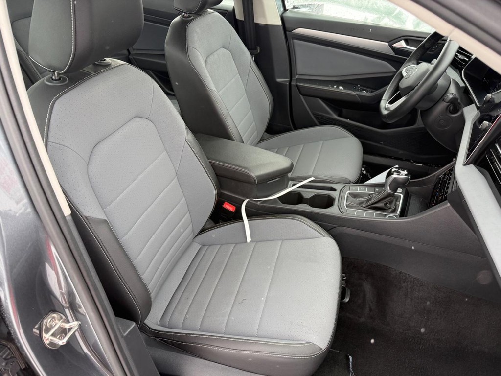 Volkswagen Jetta Vehicle Full-screen Gallery Image 05