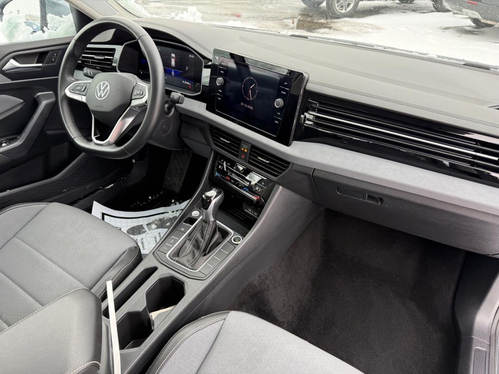 Volkswagen Jetta Vehicle Full-screen Gallery Image 06