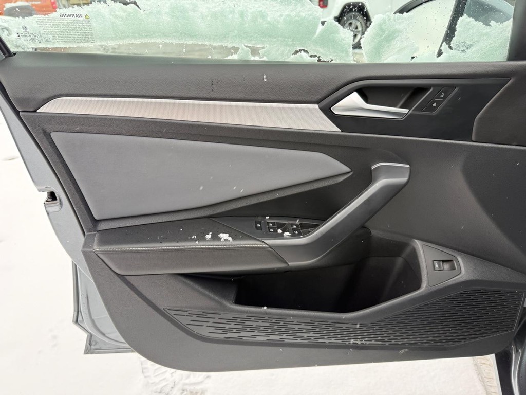 Volkswagen Jetta Vehicle Full-screen Gallery Image 11