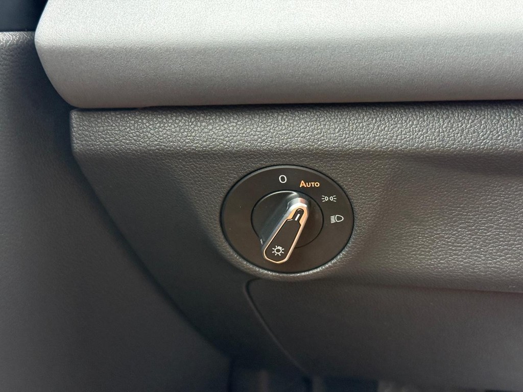 Volkswagen Jetta Vehicle Full-screen Gallery Image 19