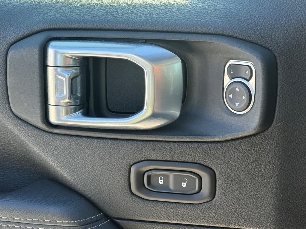 Jeep Wrangler Vehicle Full-screen Gallery Image 17