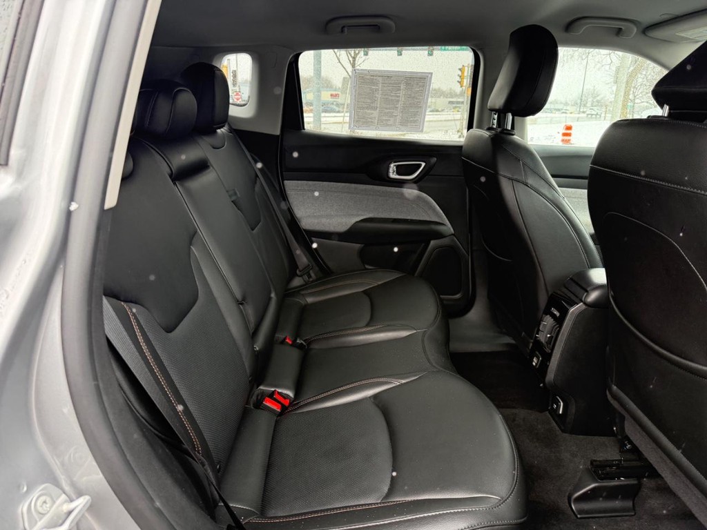 Jeep Compass Vehicle Full-screen Gallery Image 07