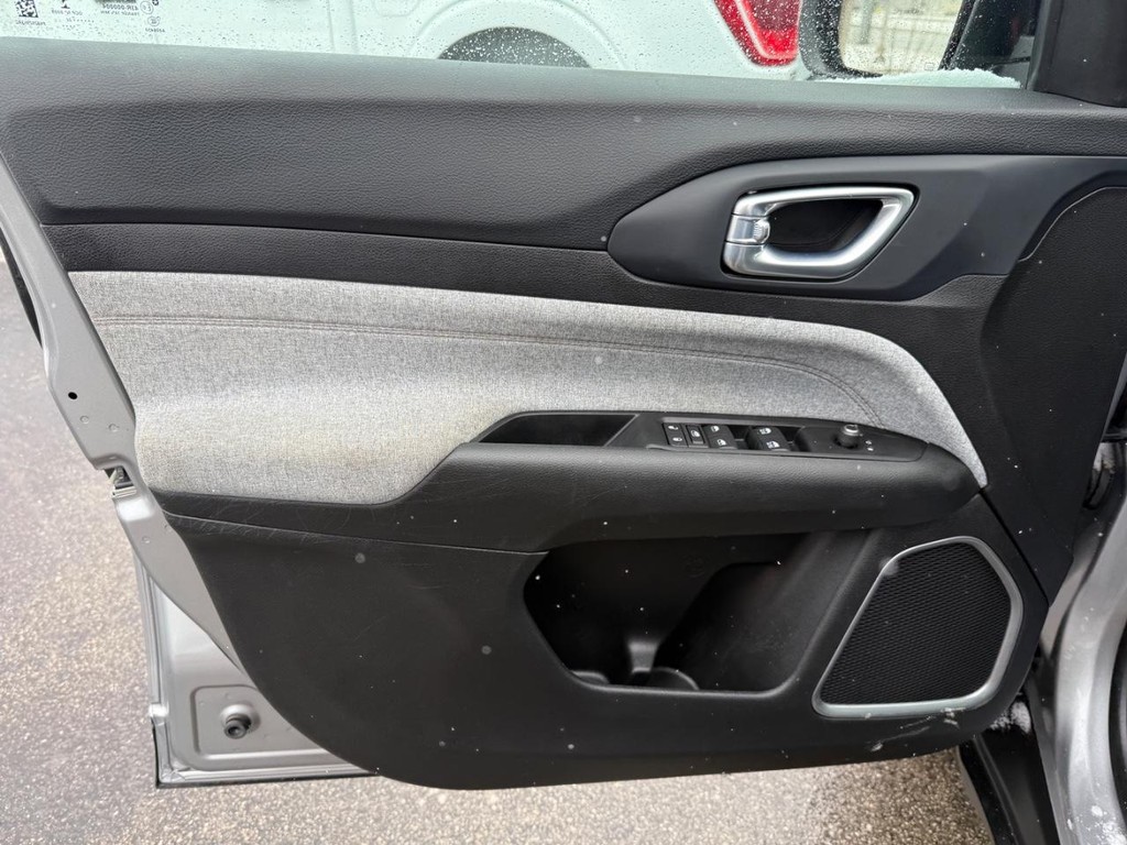 Jeep Compass Vehicle Full-screen Gallery Image 13