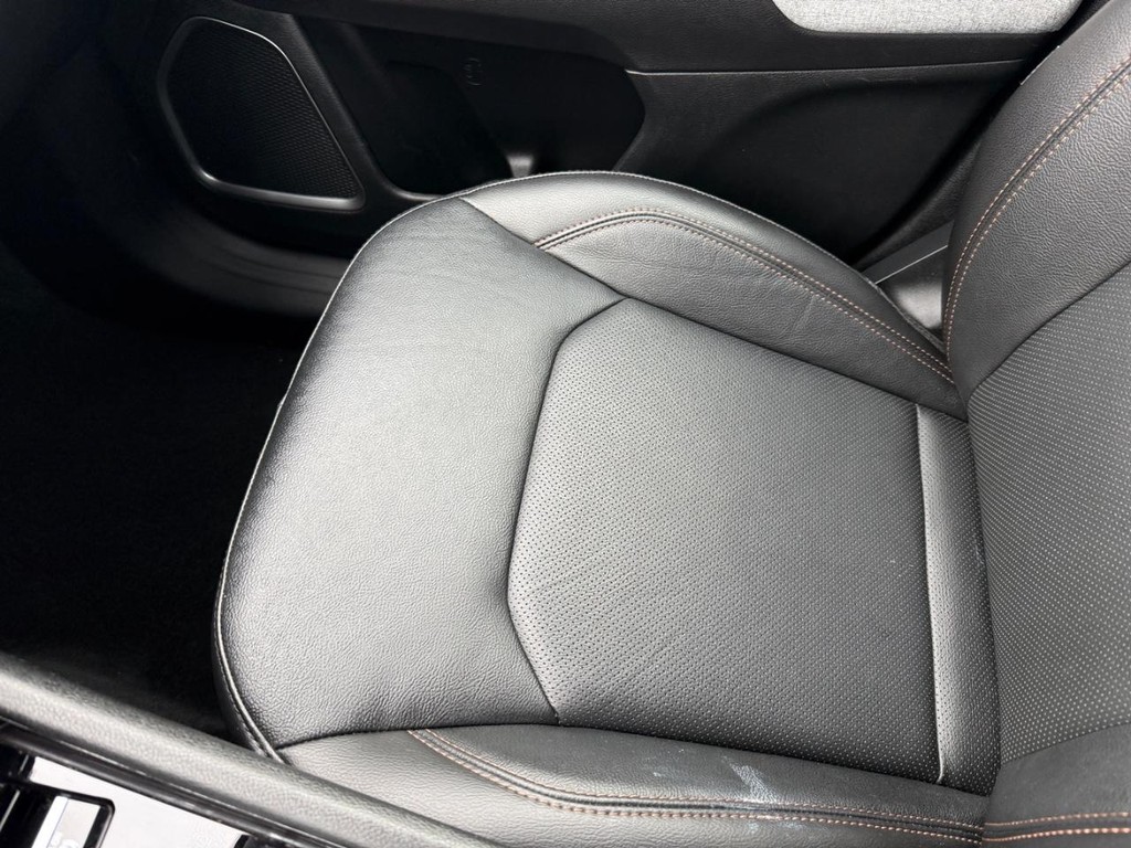 Jeep Compass Vehicle Full-screen Gallery Image 21