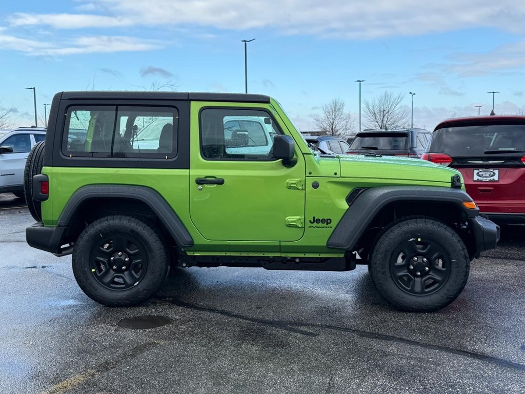 Jeep Wrangler Vehicle Full-screen Gallery Image 02
