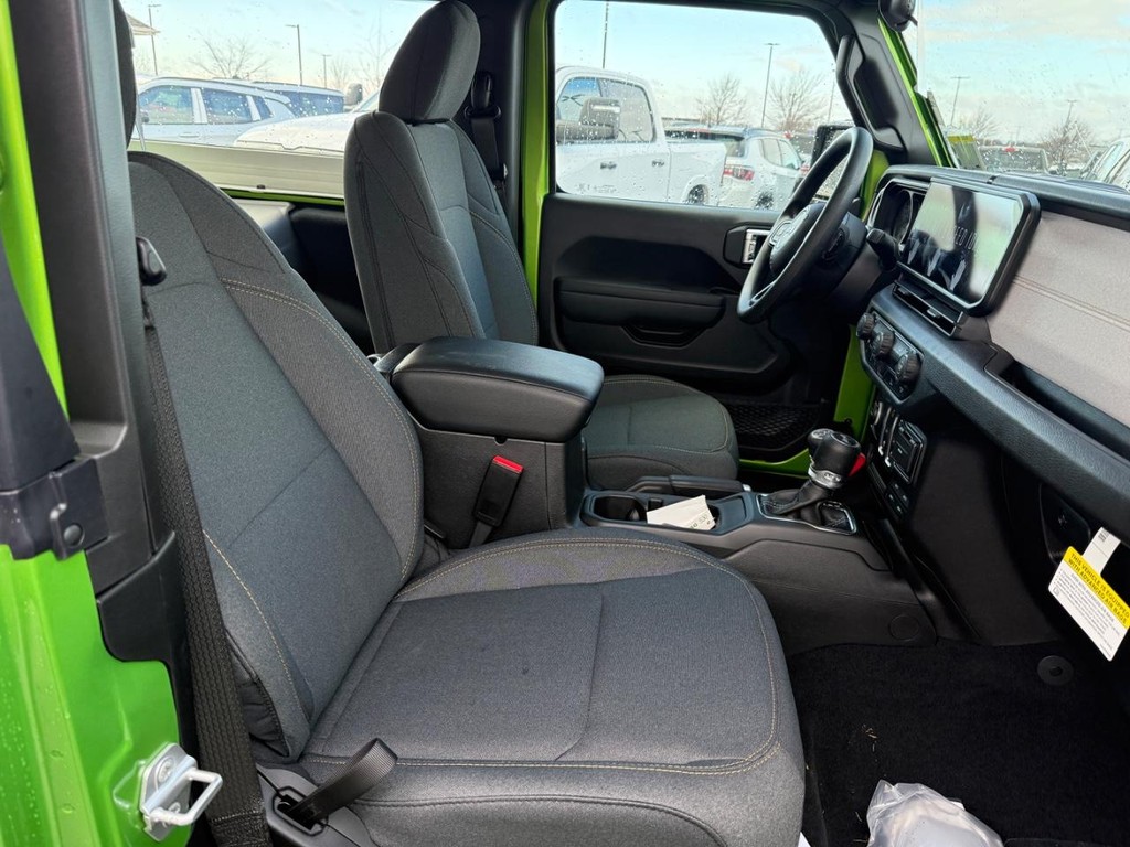Jeep Wrangler Vehicle Full-screen Gallery Image 06