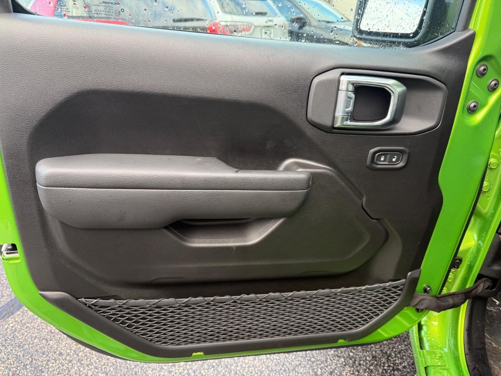 Jeep Wrangler Vehicle Full-screen Gallery Image 09
