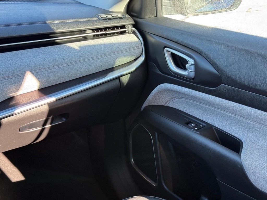 Jeep Compass Vehicle Full-screen Gallery Image 12