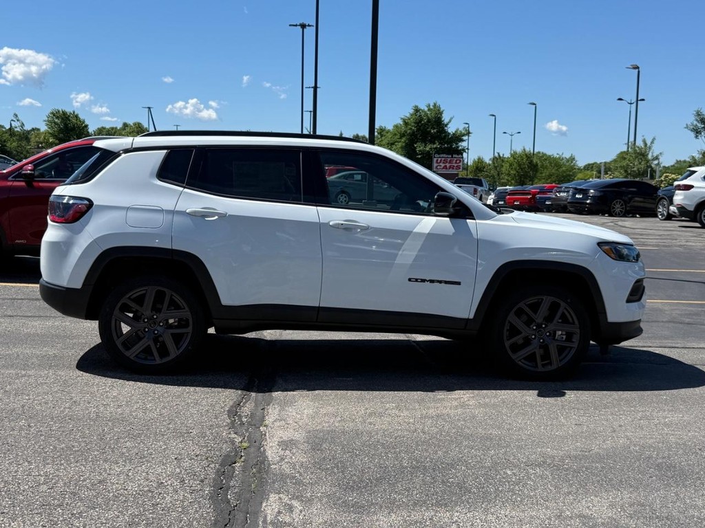 Jeep Compass Vehicle Full-screen Gallery Image 02