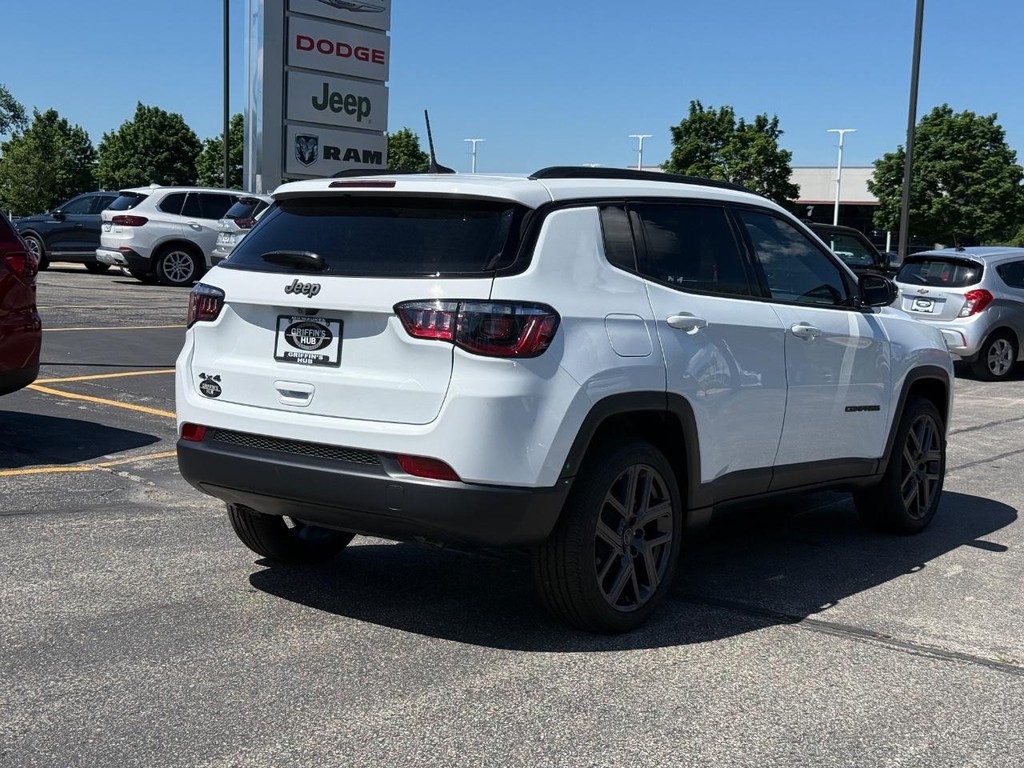 Jeep Compass Vehicle Full-screen Gallery Image 03