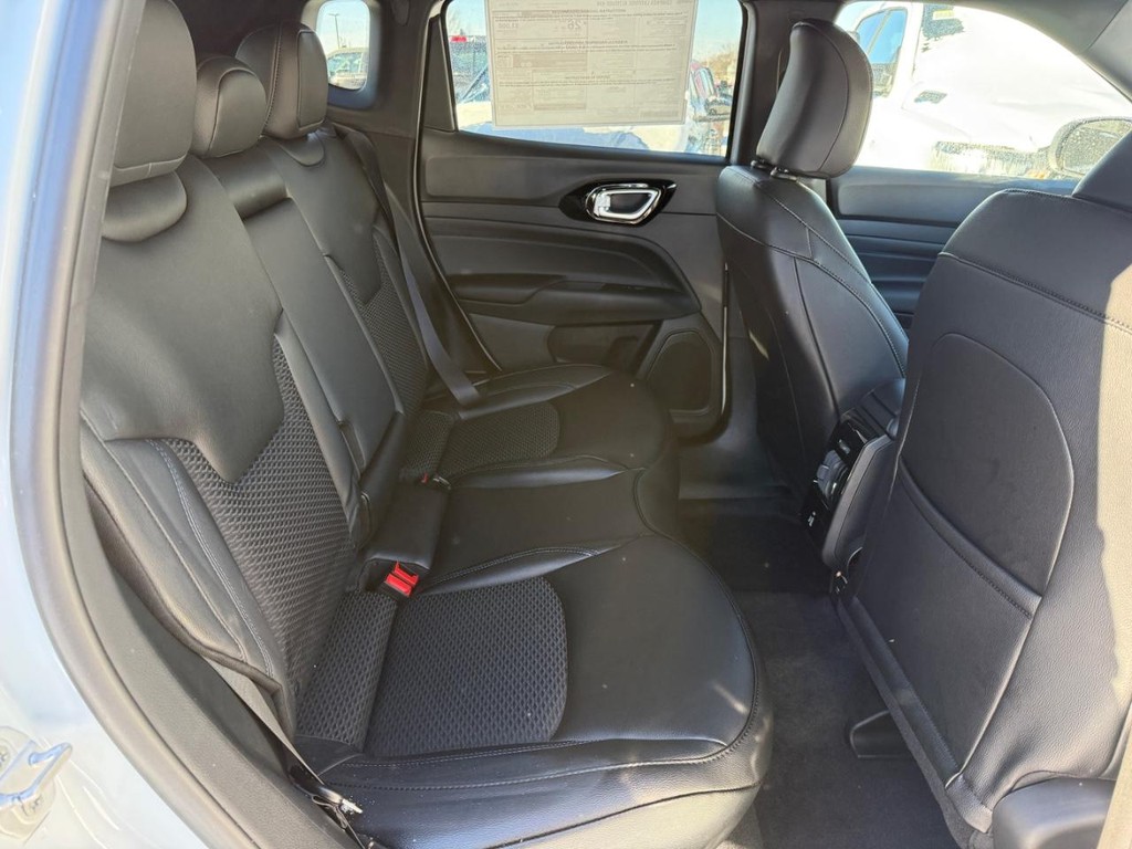 Jeep Compass Vehicle Full-screen Gallery Image 07